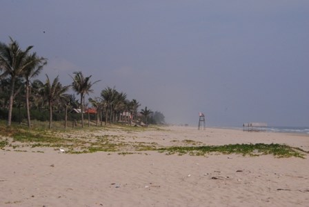 Nhiều resort, khu du lịch dọc bờ biển Lăng Cô coi bãi biển là tài sản riêng của mình nên xua đuổi người dân đến tắm rửa, sinh hoạt 