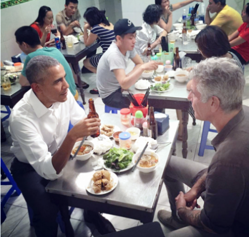 Tổng thống Obama ăn bún chả cùng MC kiêm đầu bếp nổi tiếng Anthony Bourdain (Ảnh trên trang cá nhân của Anthony Bourdain).